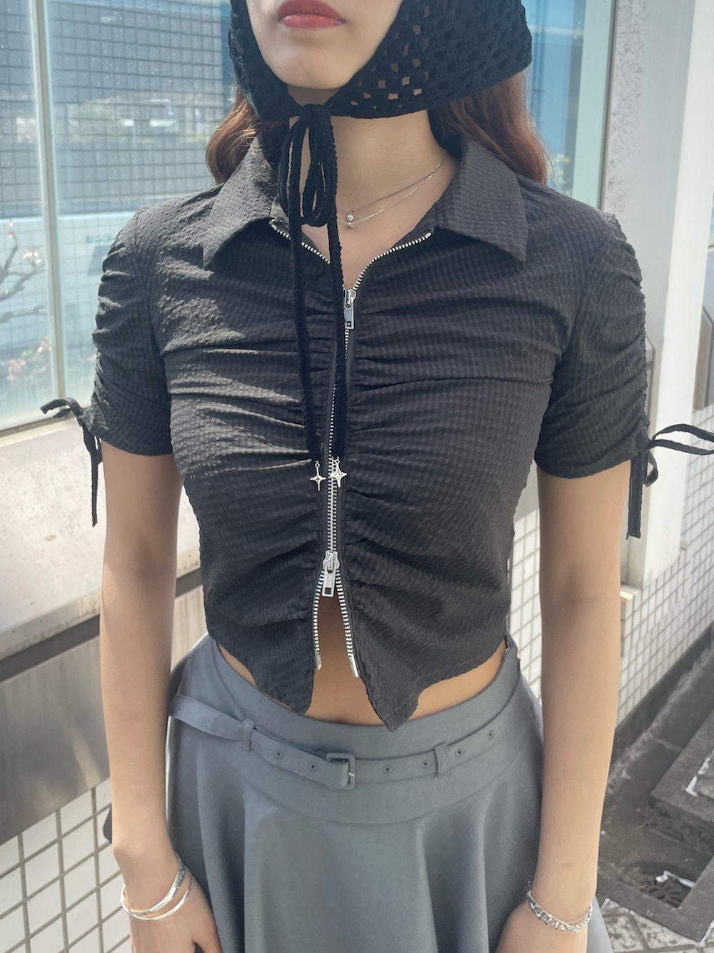 ブラック系のシャツ/ブラウス、ブラック系のデニムパンツ、ブラック系のハンドバッグを着用したレディースの春コーディネートの4枚目の写真