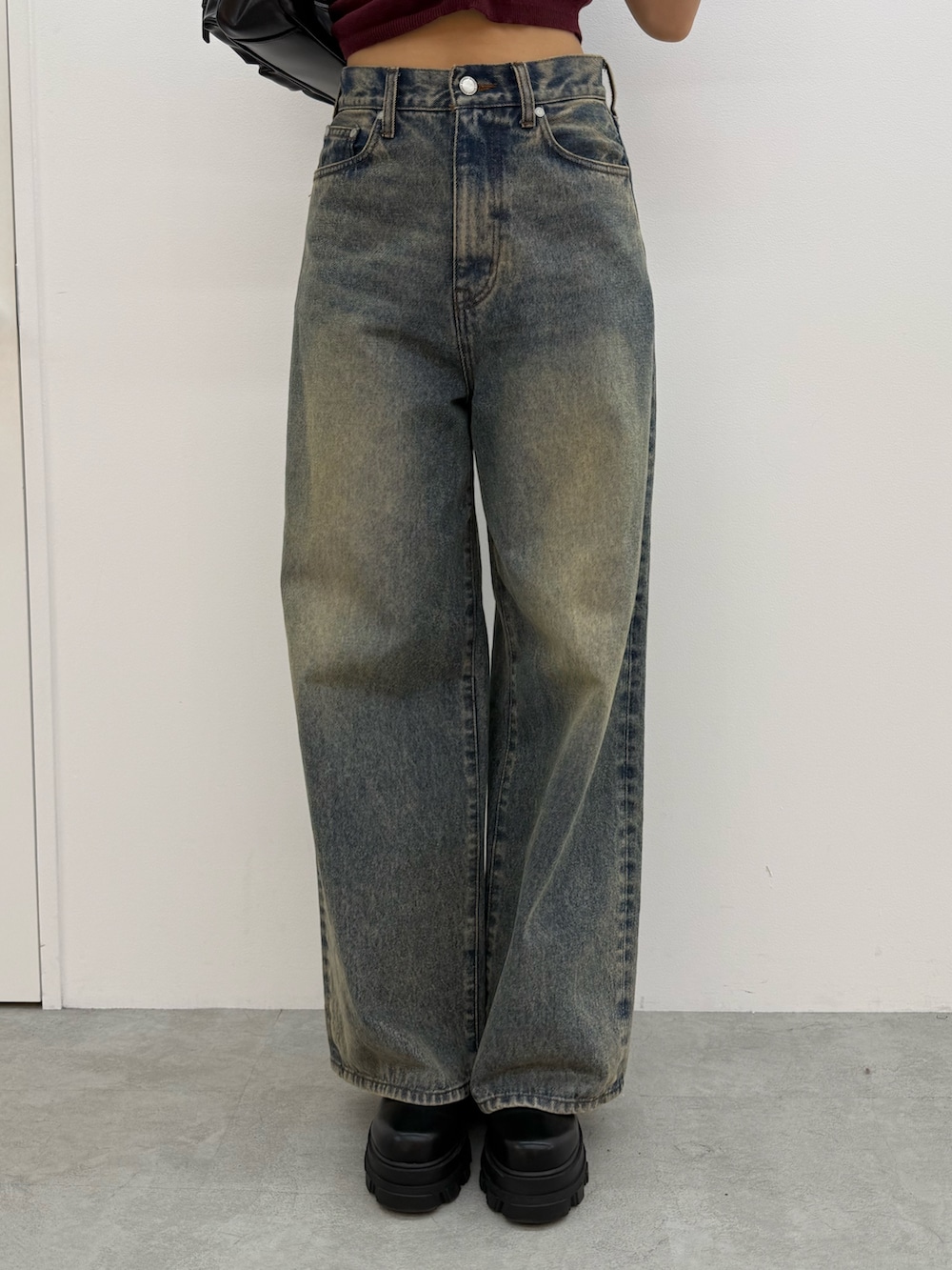 ブラック系のTシャツ/カットソー、ブルー系のデニムパンツ、ブラック系のブーツを着用したレディースの夏コーディネートの5枚目の写真