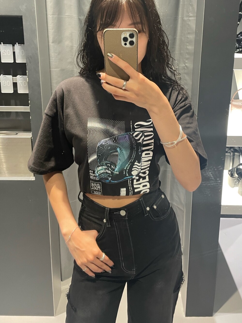 ブラック系のTシャツ/カットソー、ブラック系のデニムパンツ、ブラック系のサンダルを着用したレディースの夏コーディネートの4枚目の写真