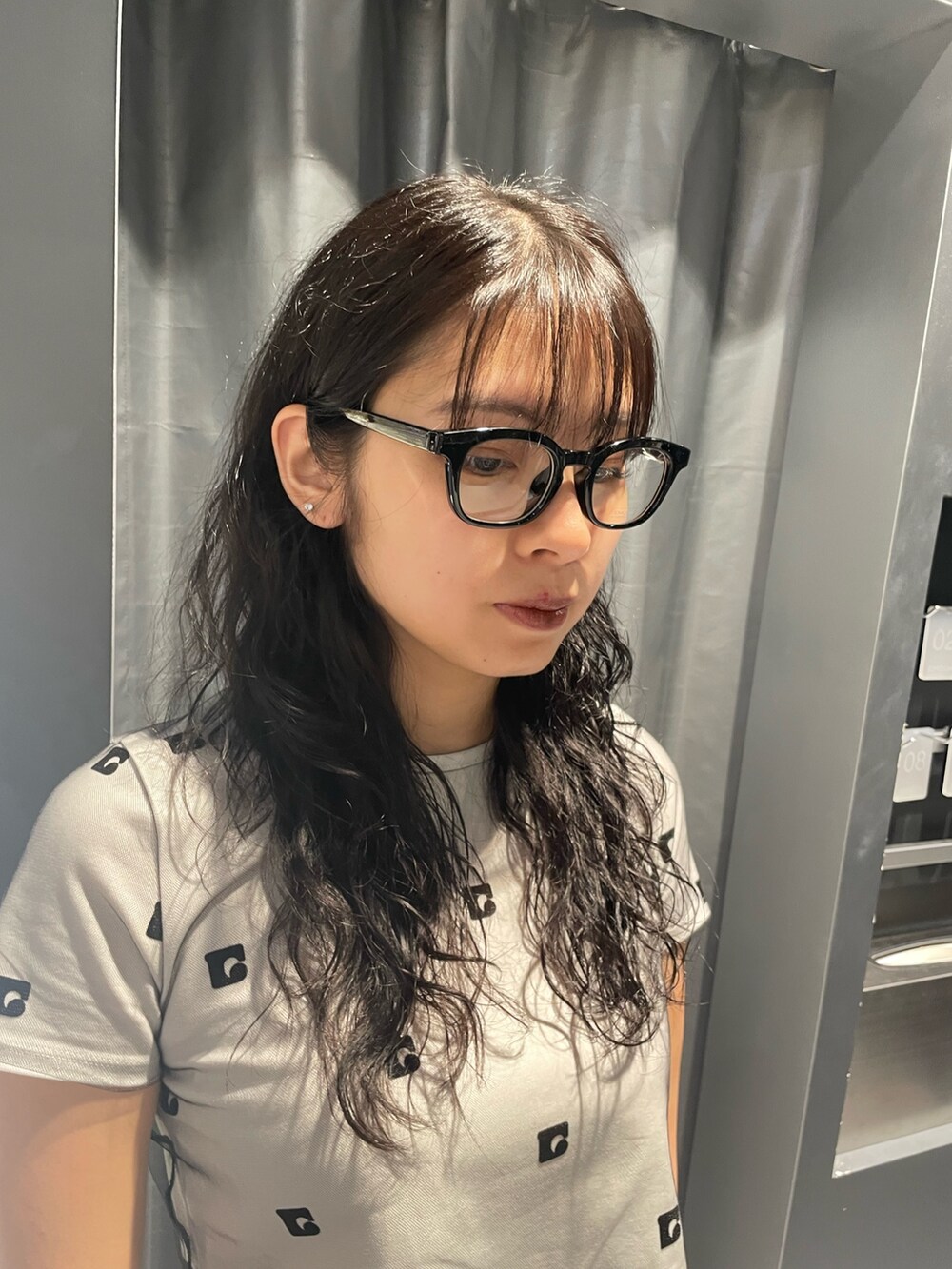 ホワイト系のTシャツ/カットソー、ブラック系のその他パンツ、ブラック系のサンダルを着用したレディースの春コーディネートの10枚目の写真