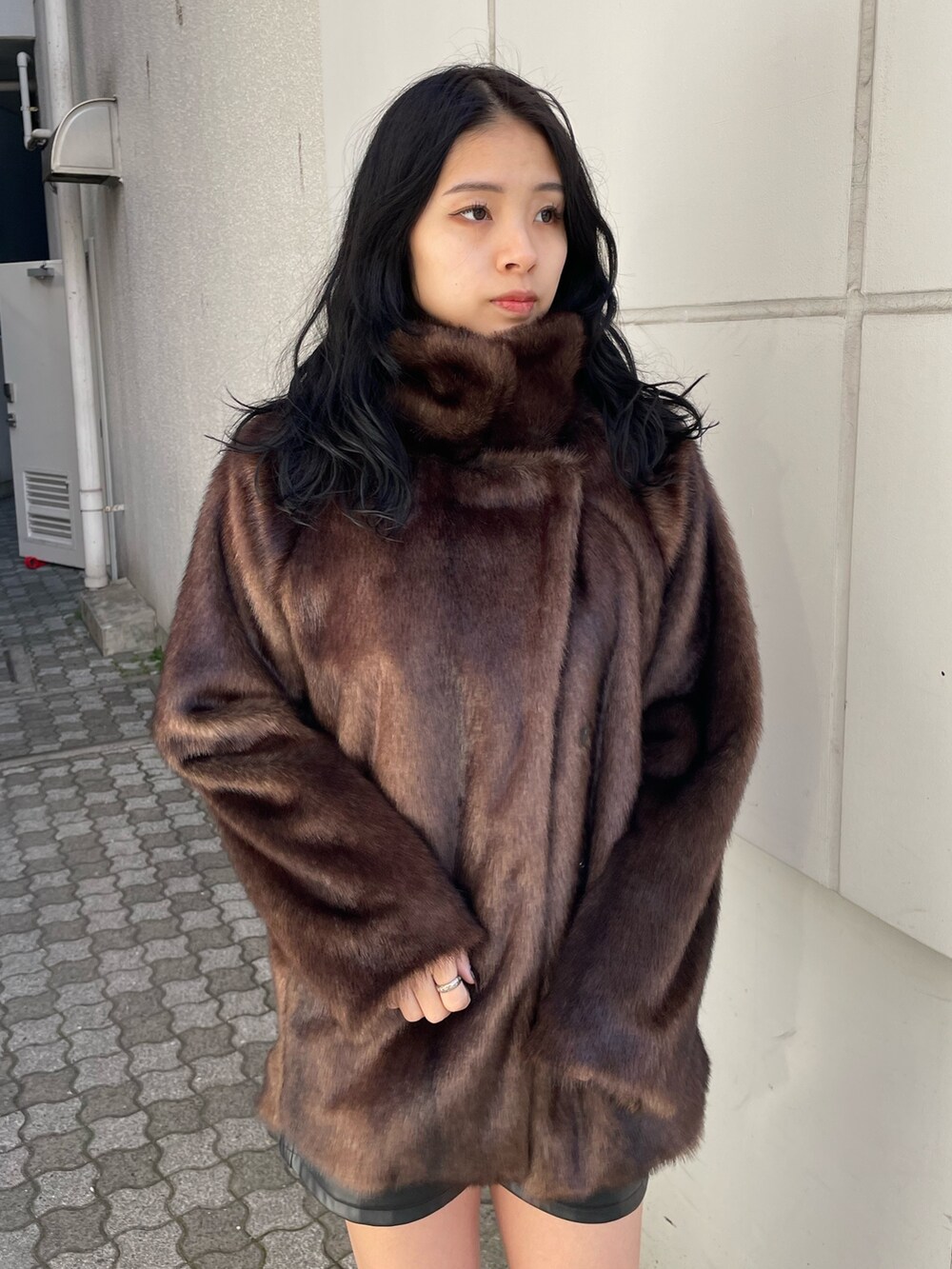 ブラック系のニット/セーター、ブラウン系のその他アウター、ブラック系のその他パンツを着用したレディースの冬コーディネートの7枚目の写真