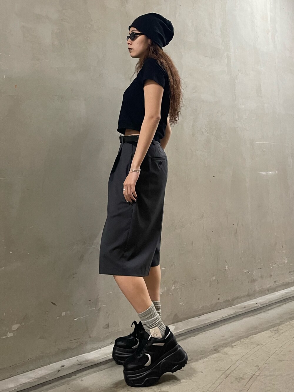 ブラック系のTシャツ/カットソー、グレー系のその他パンツ、ブラック系のスニーカーを着用したレディースの春コーディネートの2枚目の写真