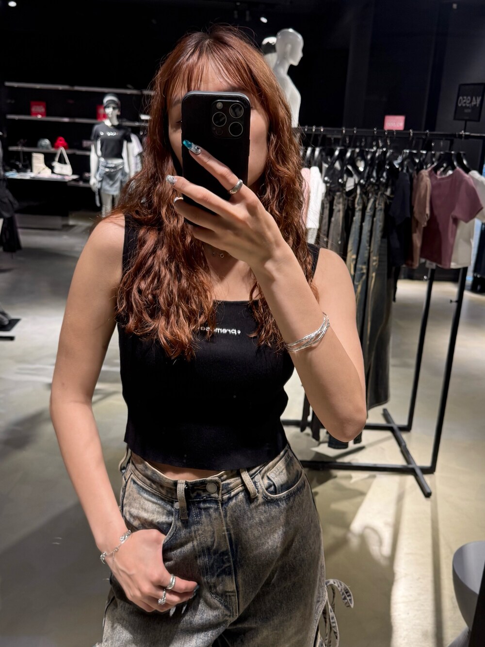 ブラック系のTシャツ/カットソー、ブルー系のデニムパンツ、ブラック系のサンダルを着用したレディースの夏コーディネートの4枚目の写真