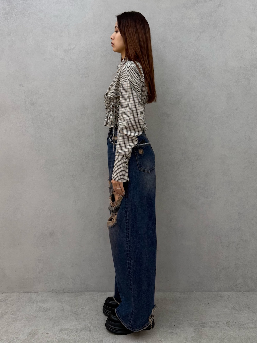 その他のシャツ/ブラウス、ブルー系のデニムパンツ、ブラック系のローファーを着用したレディースの冬コーディネートの2枚目の写真