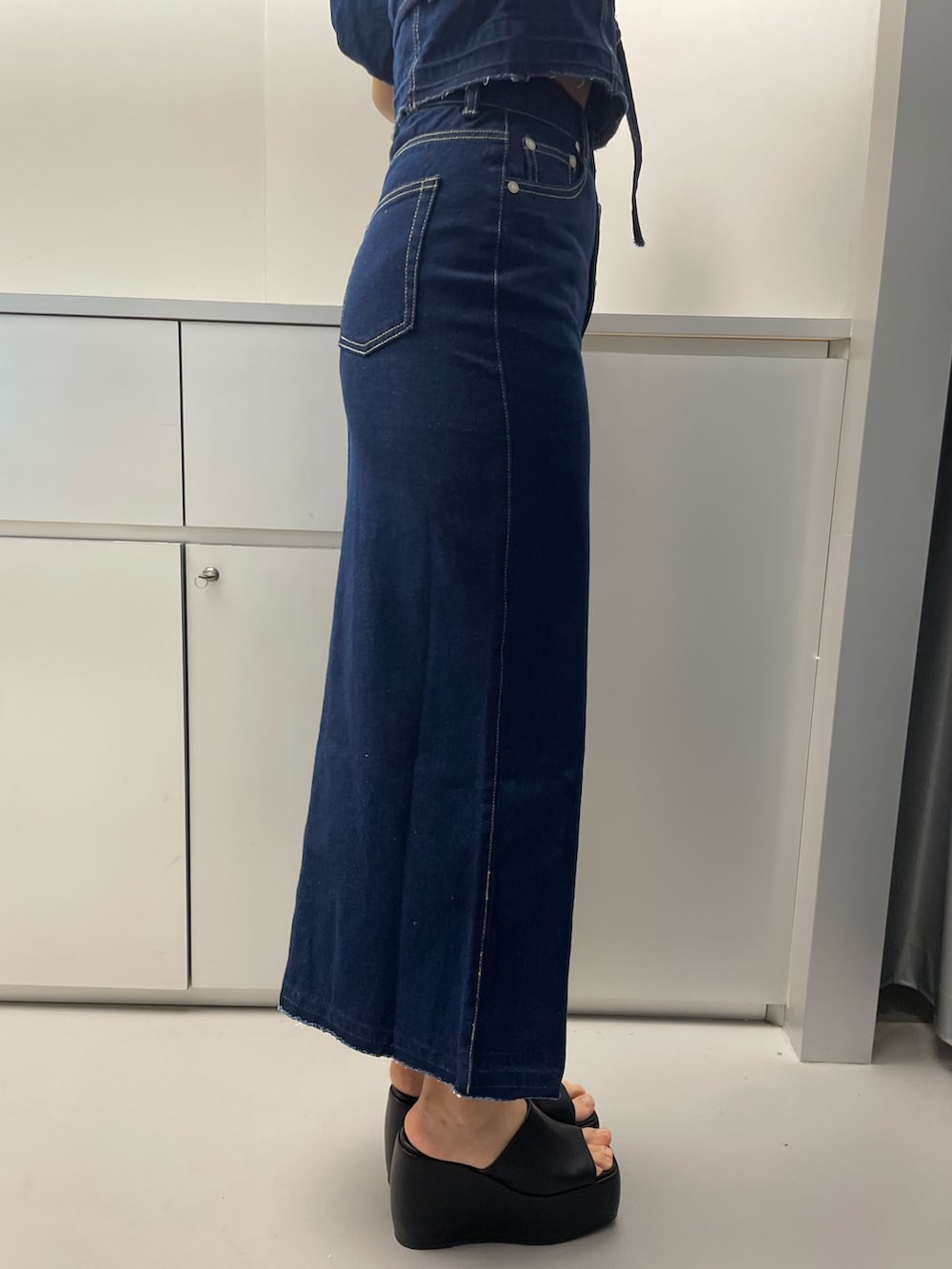 ブルー系のシャツ/ブラウス、ブルー系のスカート、ブラック系のハンドバッグを着用したレディースの春コーディネートの8枚目の写真