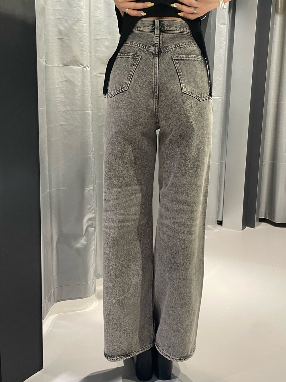 ブラック系のサンダル、ブラック系のTシャツ/カットソー、グレー系のデニムパンツを着用したレディースの春コーディネートの9枚目の写真