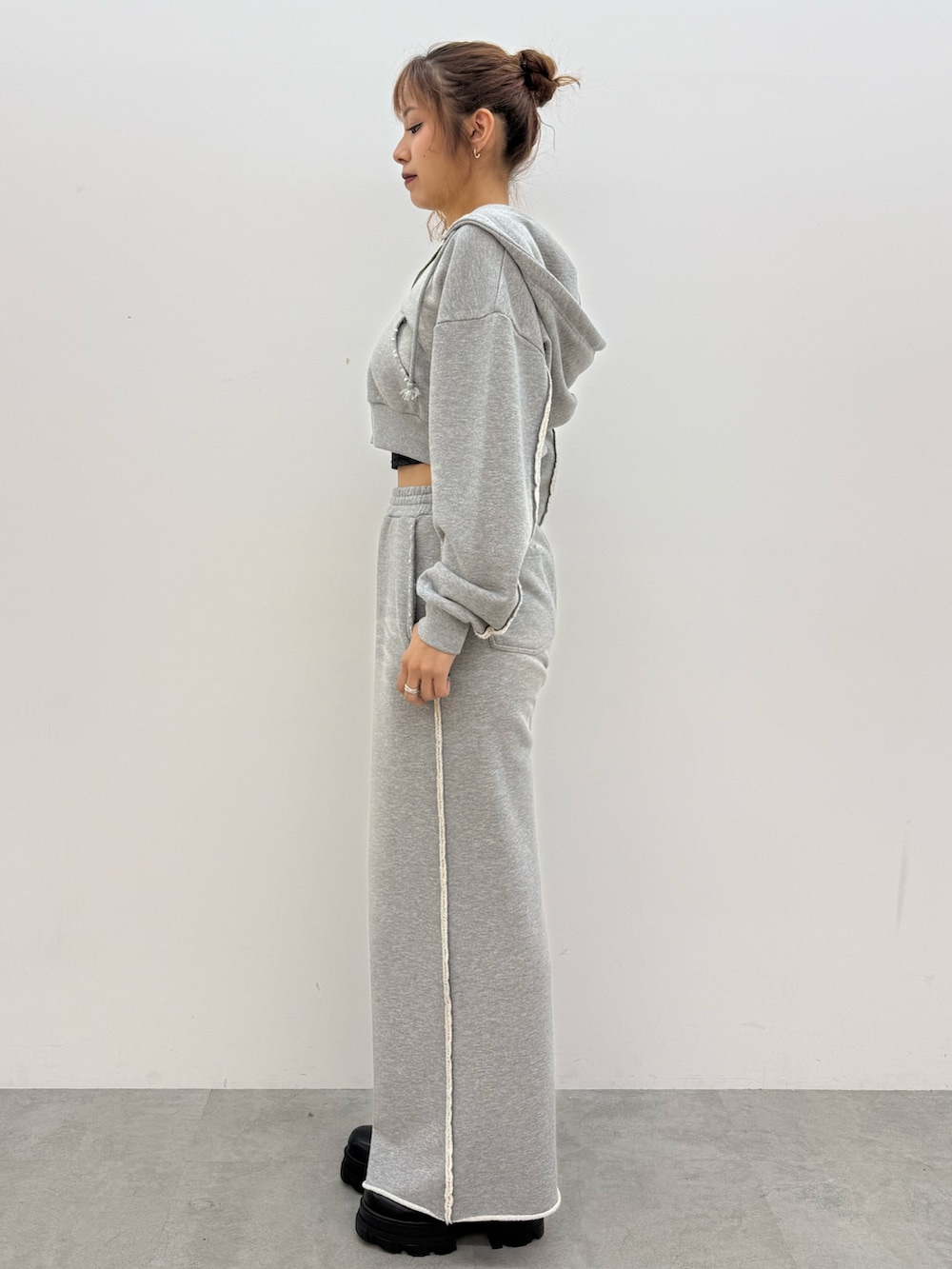 グレー系のパーカー、ブラック系のキャミソール、グレー系のスウェットパンツを着用したレディースの夏コーディネートの2枚目の写真