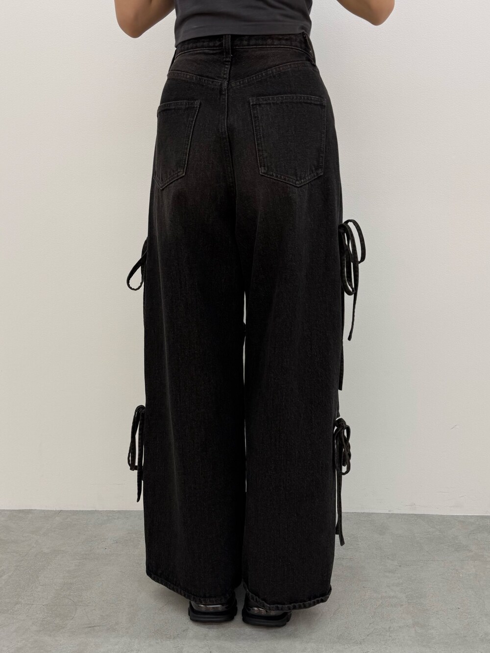 ブラック系のTシャツ/カットソー、ブラック系のデニムパンツ、ブラック系のサンダルを着用したレディースの夏コーディネートの9枚目の写真