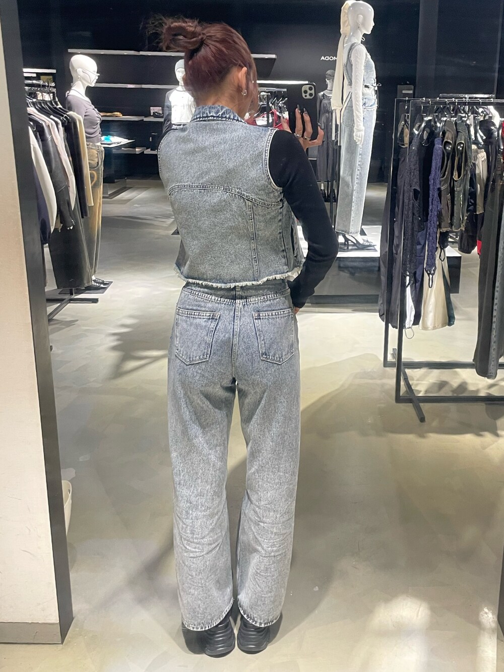 ブラック系のTシャツ/カットソー、ブルー系のベスト、ブルー系のデニムパンツを着用したレディースの春コーディネートの3枚目の写真