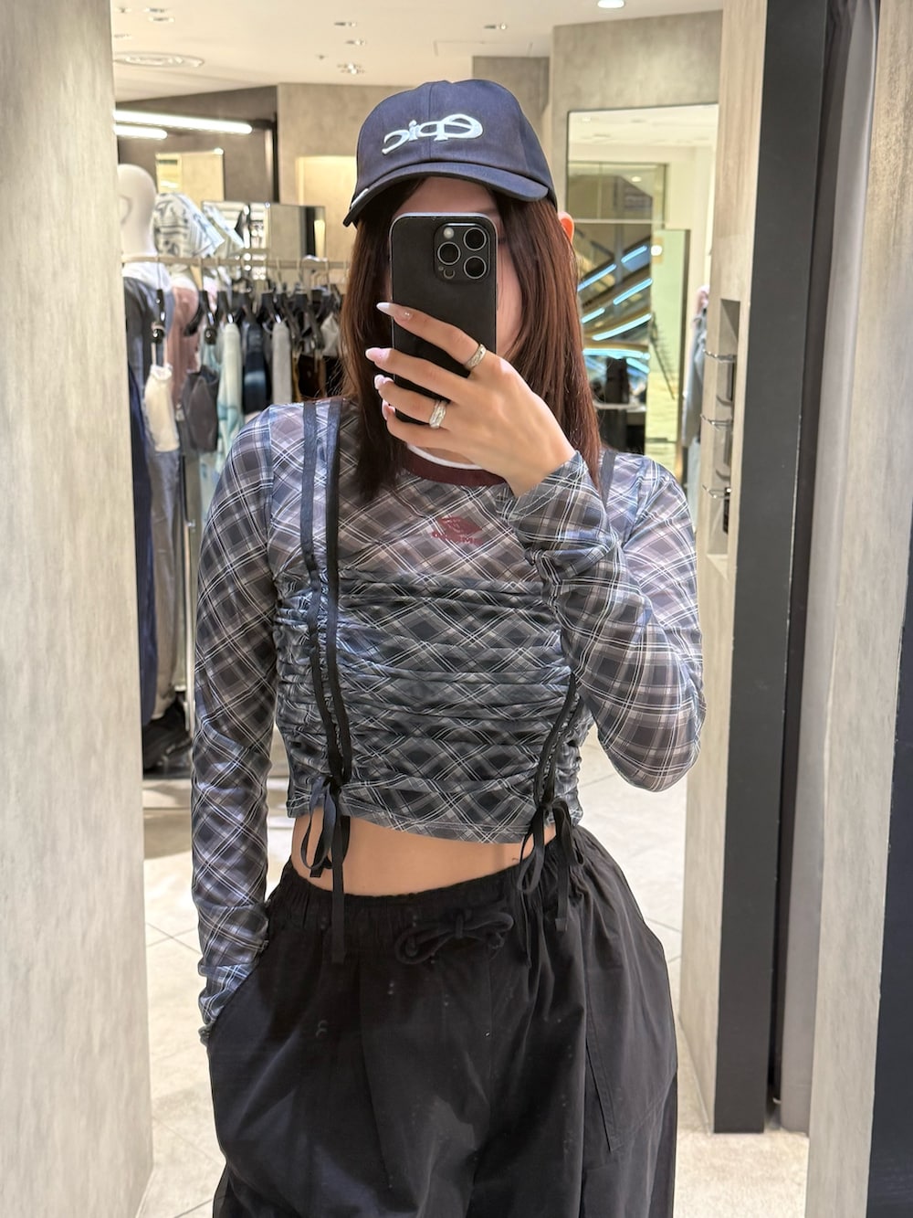 ブラック系のTシャツ/カットソー、ブラック系のその他パンツ、ブラック系のスニーカーを着用したレディースの春コーディネートの4枚目の写真