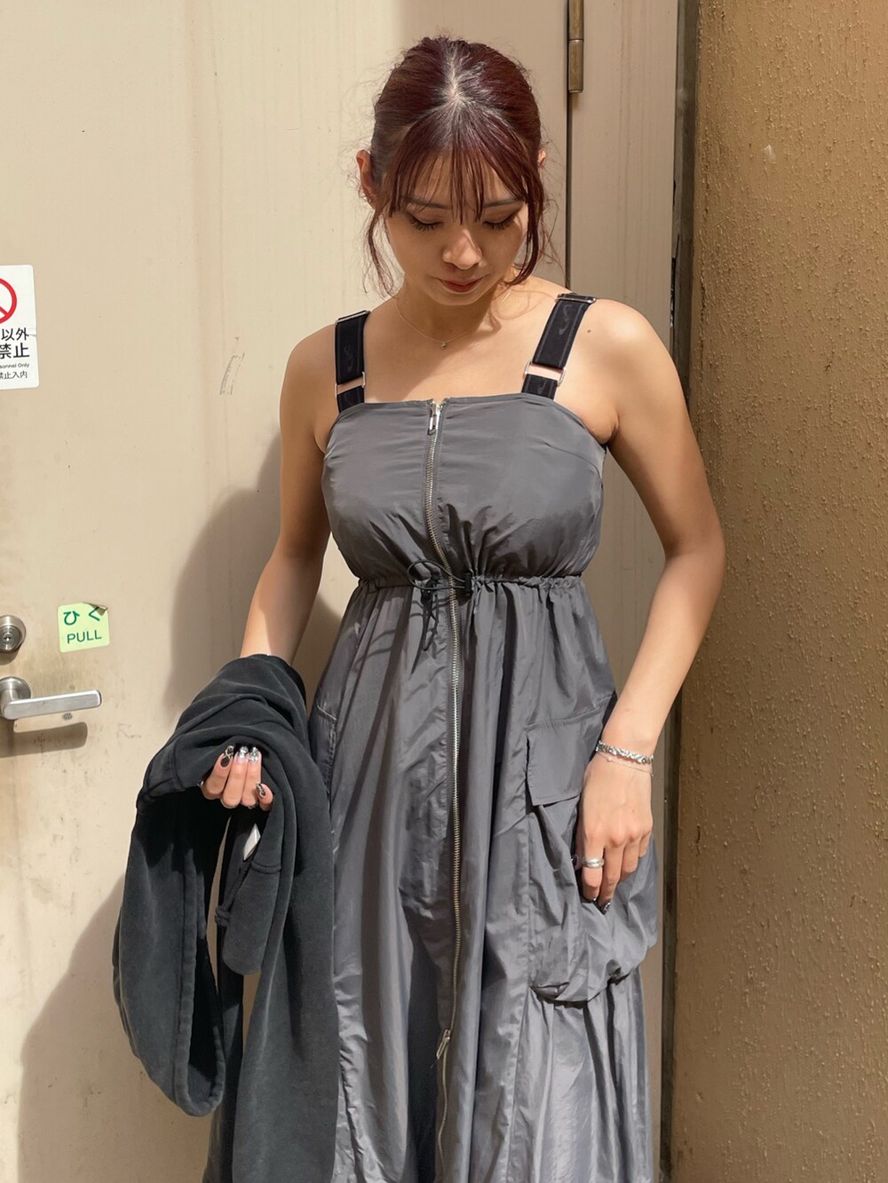 ブラック系のTシャツ/カットソー、グレー系のワンピース、ブラック系のサンダルを着用したレディースの春コーディネートの8枚目の写真