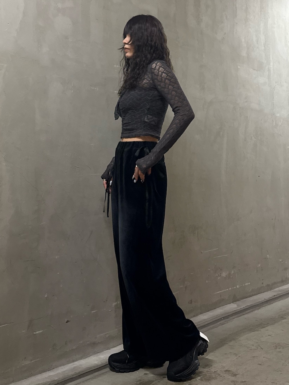 グレー系のTシャツ/カットソー、ブラック系のその他パンツ、ブラック系のスニーカーを着用したレディースの夏コーディネートの2枚目の写真