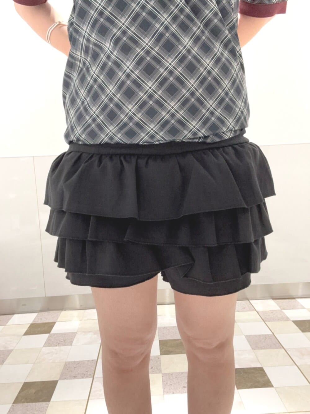 ブラック系のTシャツ/カットソー、ブラック系のスカート、ホワイト系のサンダルを着用したレディースの夏コーディネートの5枚目の写真