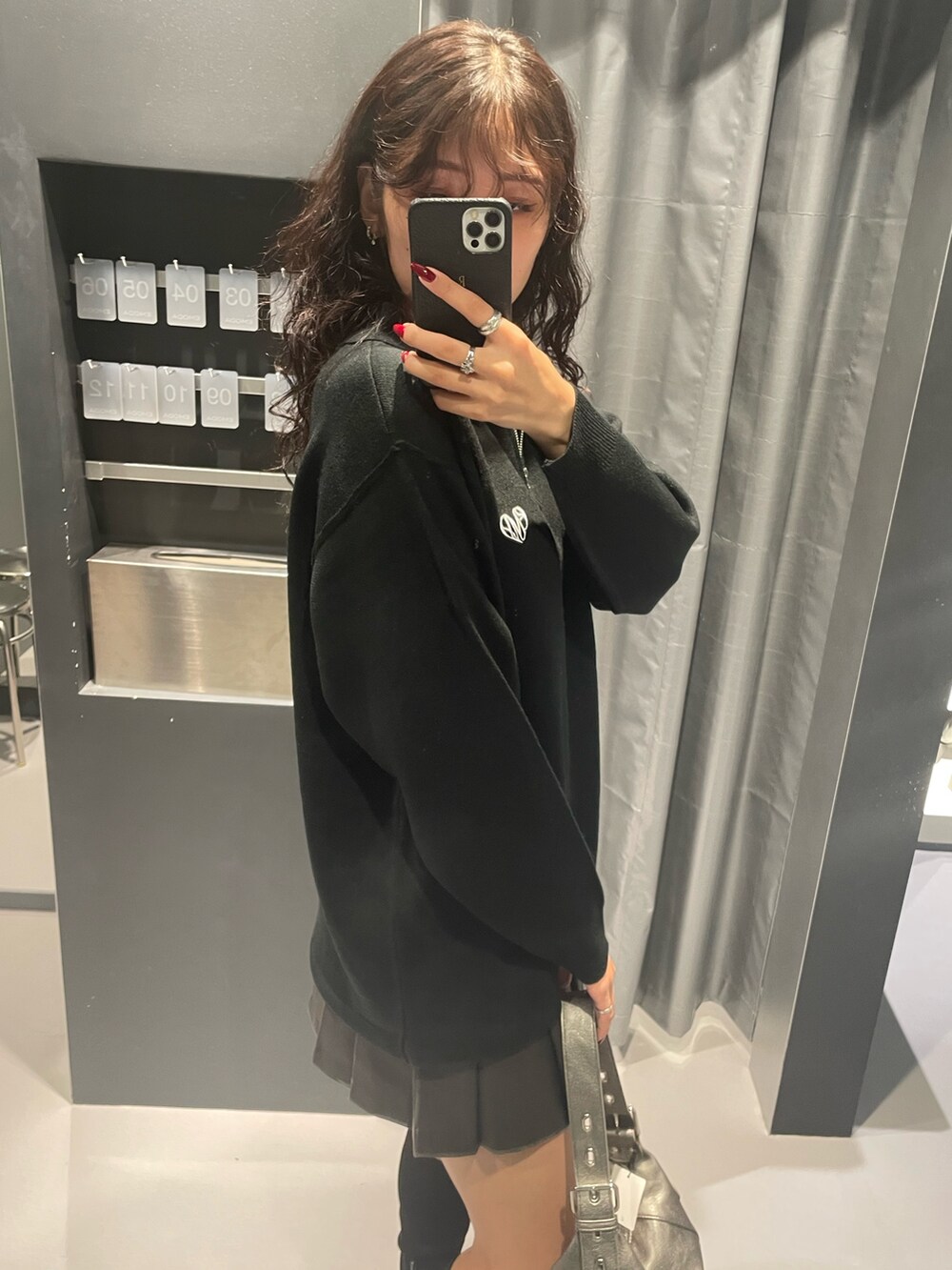 「EMODA、ブラックコーデ、モノトーンコーデ、モノトーン、カジュアルコーデ、ワンピース、ワンピーススタイル、ミニワンピ、ハーフジップ、プリーツスカート、ミニスカート、ロングブーツ、厚底ブーツ、骨格ストレート、高身長コーデ」｜「EMODAのハーフジップオーバーミニワンピース（ワンピース、ブラック系）」を使った、菅谷レイナさん（レディース・168cm）の秋コーディネートの5枚目の写真
