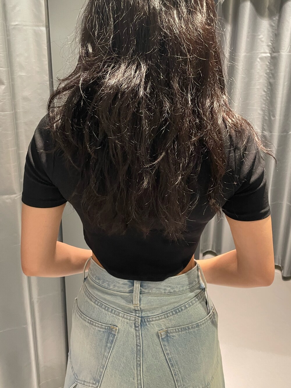 ブラック系のTシャツ/カットソー、ブラック系のスカート、ブラック系のサンダルを着用したレディースの夏コーディネートの6枚目の写真