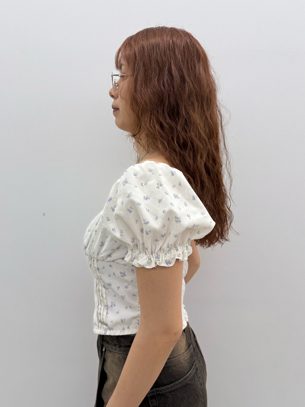 ブラック系のデニムパンツ、ブラック系のサンダル、シルバー系のネックレスを着用したレディースの夏コーディネートの5枚目の写真