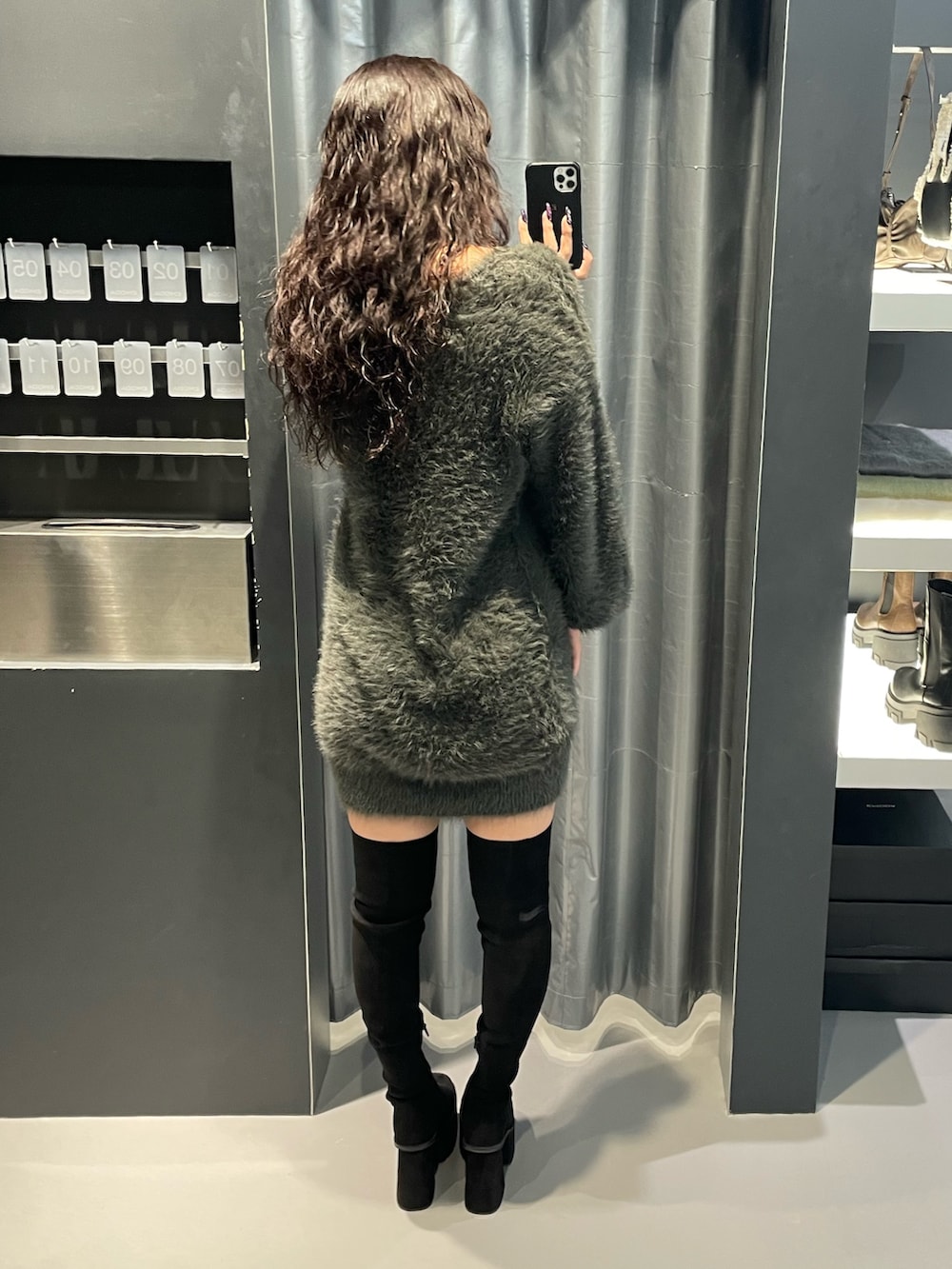 「EMODA、モノトーン、モノトーンコーデ、デートコーデ、ワンピース、高身長コーデ、高身長女子、骨格ストレート、シャギーニット、ニーハイブーツ、厚底ブーツ、ロングブーツ、秋冬コーデ、チョーカー、キレイめ」｜「EMODAの2WAYシャギーミニワンピース（ワンピース、グレー系）」を使った、菅谷レイナさん（レディース・168cm）の秋コーディネートの3枚目の写真