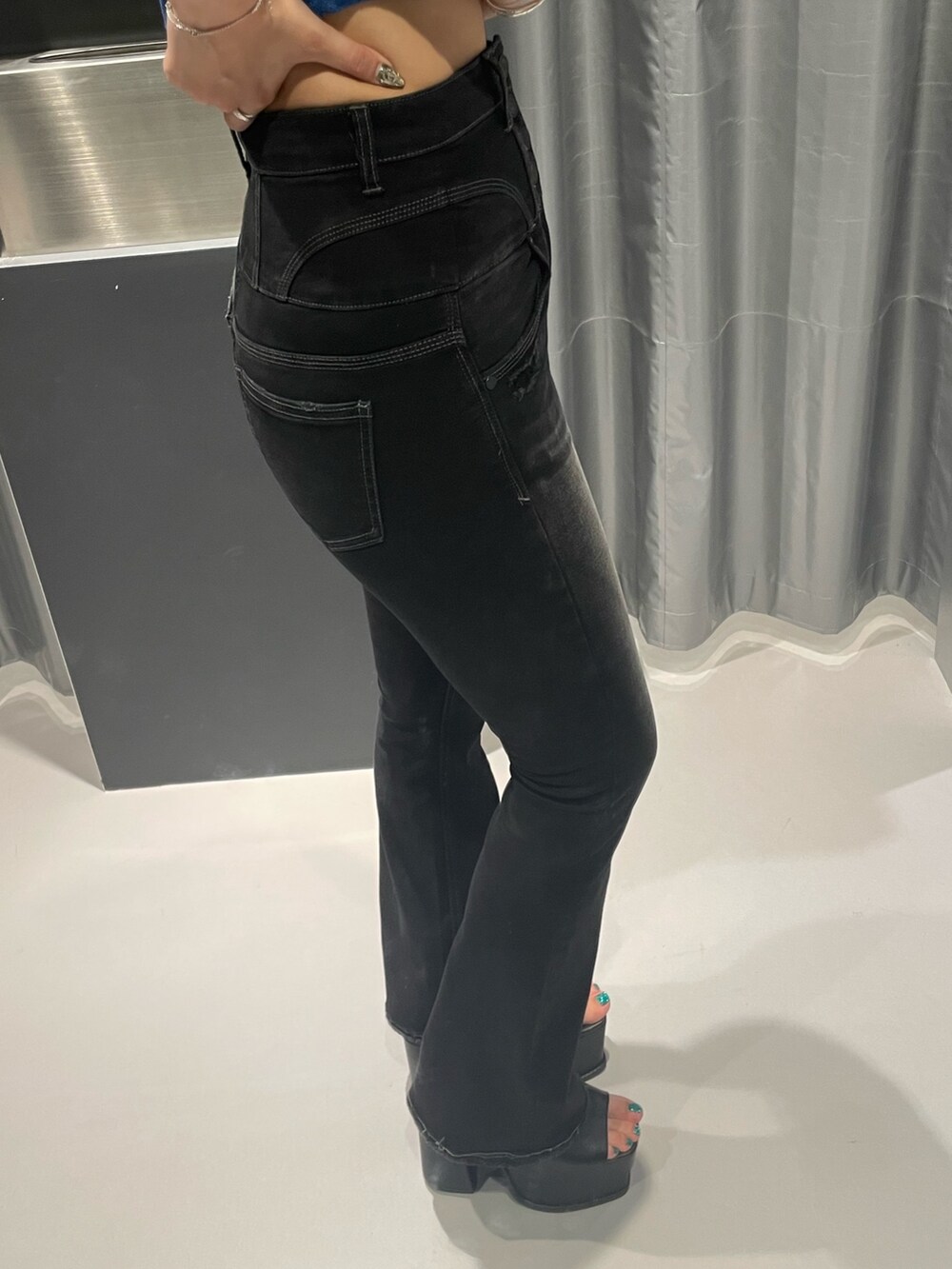 ブルー系のTシャツ/カットソー、ブラック系のデニムパンツ、ブラック系のサンダルを着用したレディースの夏コーディネートの7枚目の写真