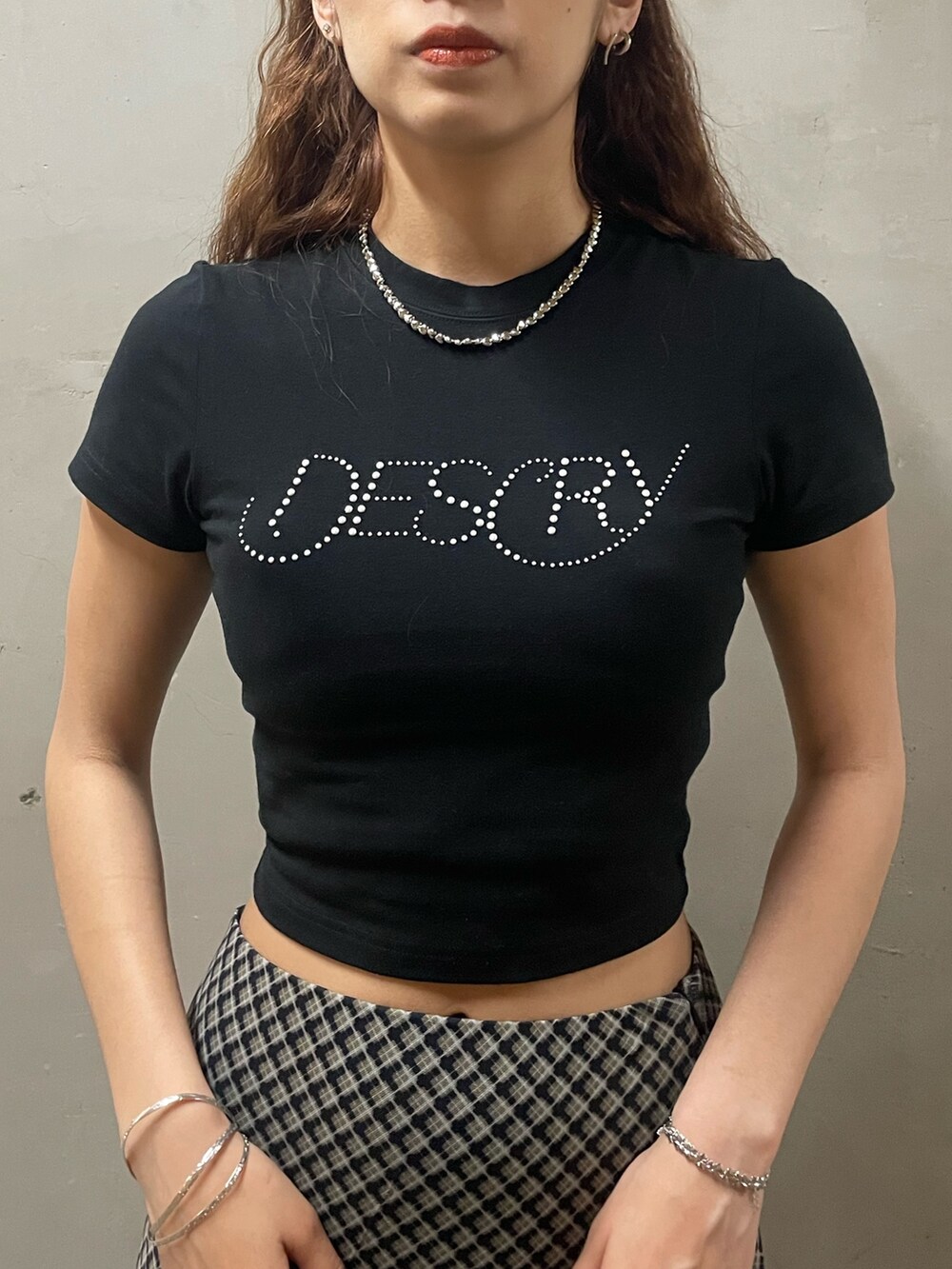 ブラック系のTシャツ/カットソー、その他のスカート、ブラック系のサンダルを着用したレディースの春コーディネートの4枚目の写真