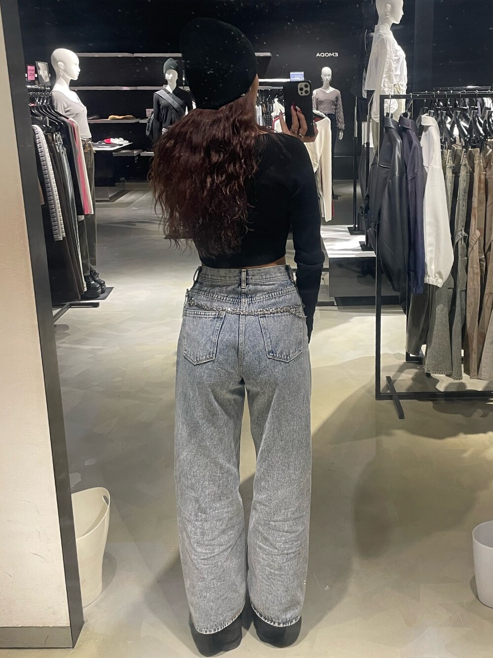 ブラック系のTシャツ/カットソー、ブルー系のデニムパンツ、ブラック系のブーツを着用したレディースの春コーディネートの3枚目の写真