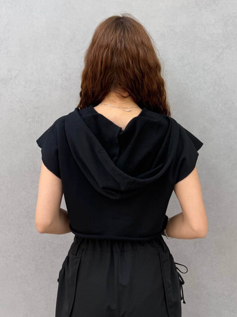 ブラック系のTシャツ/カットソー、ブラック系のサンダル、ブラック系のTシャツ/カットソーを着用したレディースの夏コーディネートの6枚目の写真