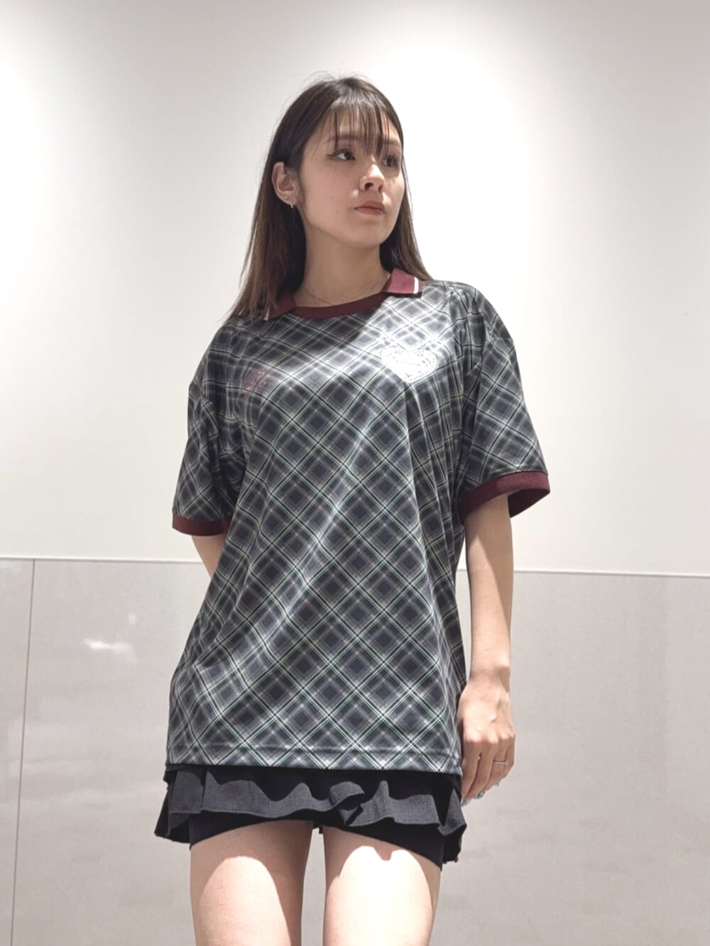 ブラック系のTシャツ/カットソー、ブラック系のスカート、ホワイト系のサンダルを着用したレディースの夏コーディネートの4枚目の写真