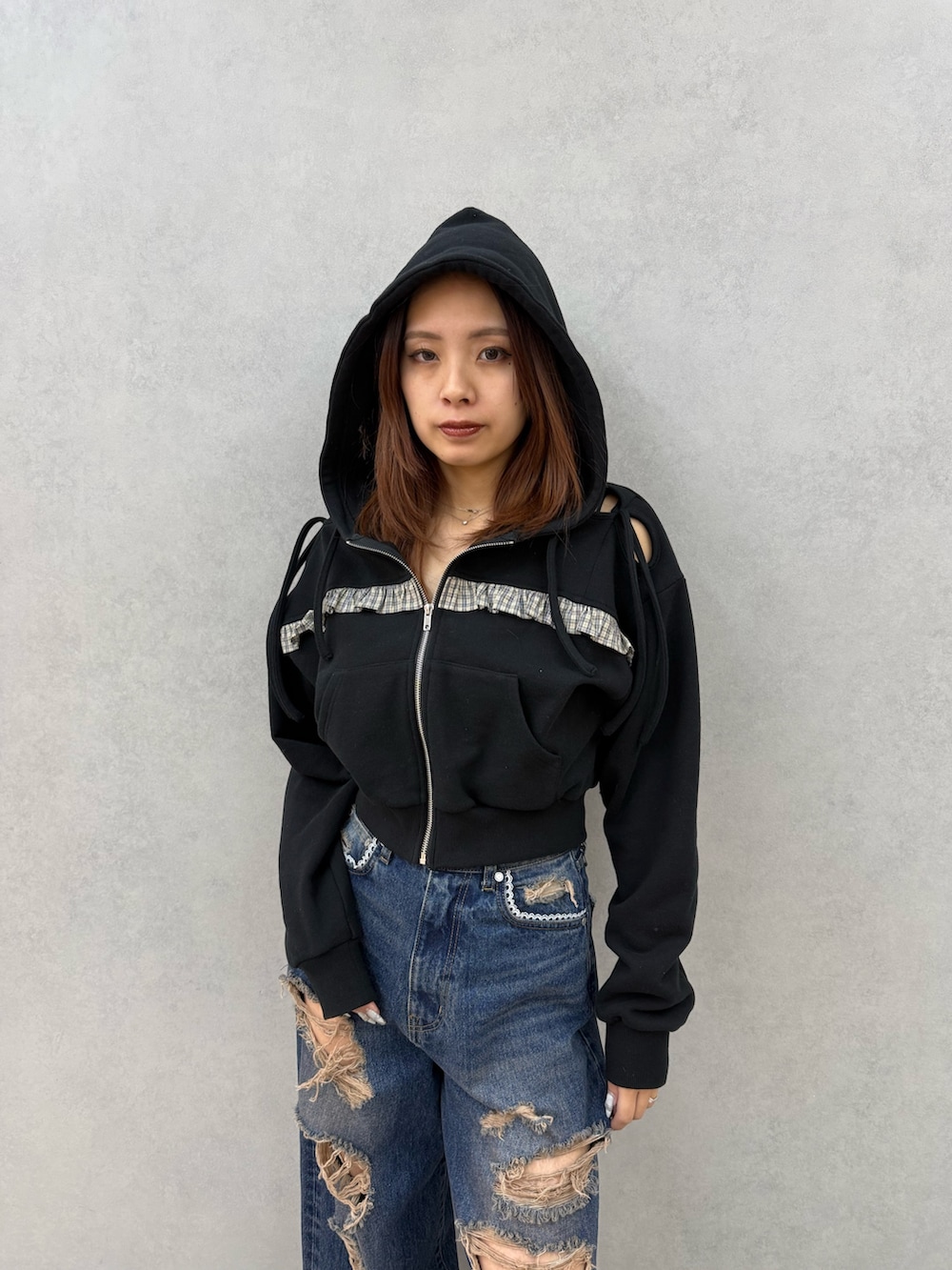 ブラック系のパーカー、ブルー系のデニムパンツ、ブラック系のローファーを着用したレディースの冬コーディネートの4枚目の写真