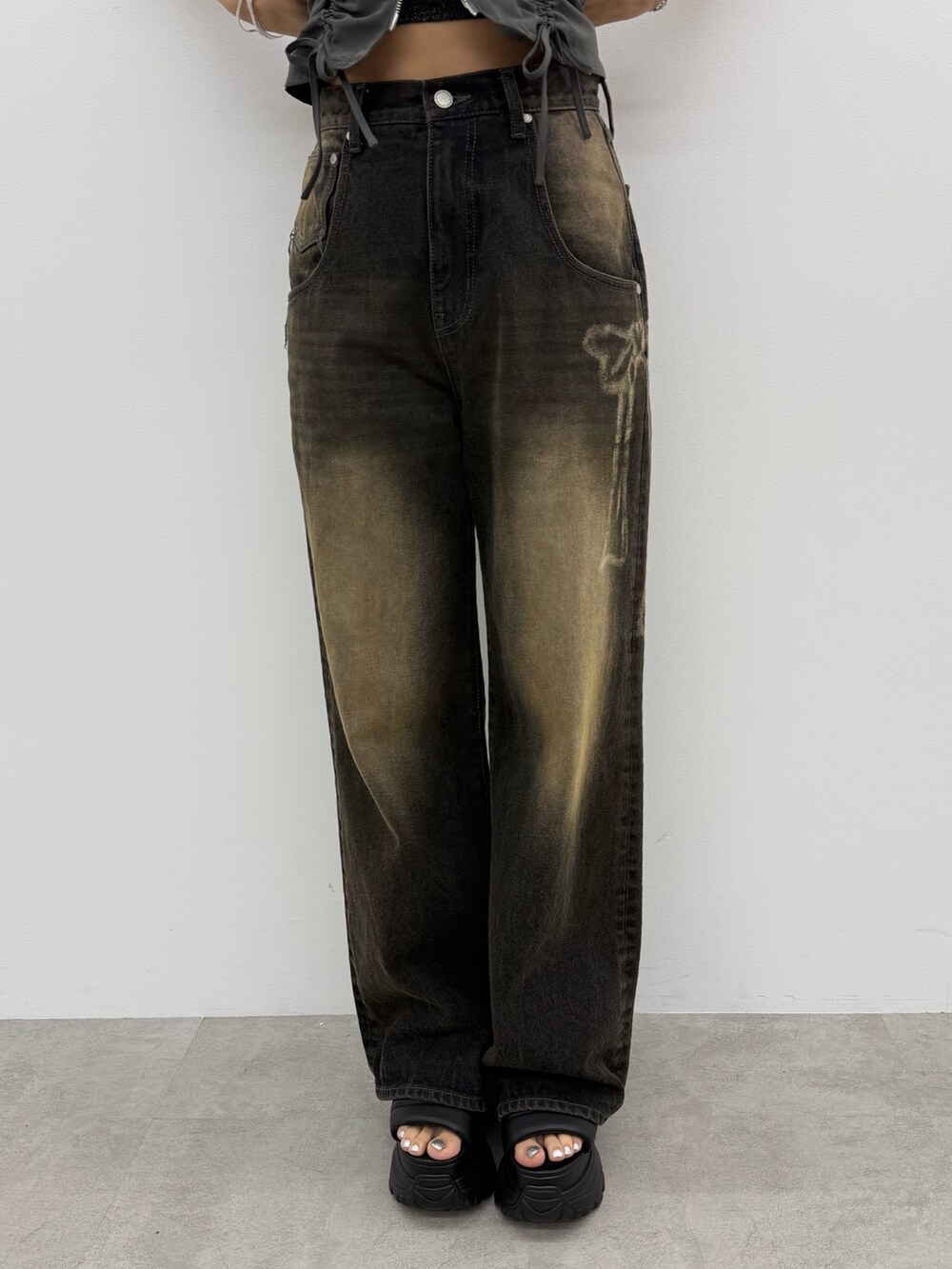 ホワイト系のTシャツ/カットソー、ブラック系のワンピース、ブラック系のデニムパンツを着用したレディースの夏コーディネートの6枚目の写真