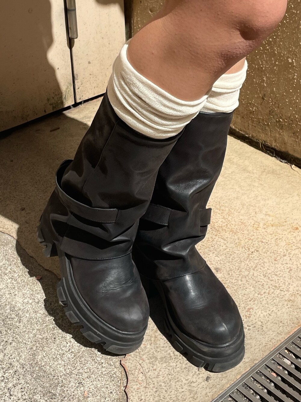 ホワイト系のニット/セーター、ブルー系のその他パンツ、ホワイト系のハンドバッグを着用したレディースの春コーディネートの10枚目の写真