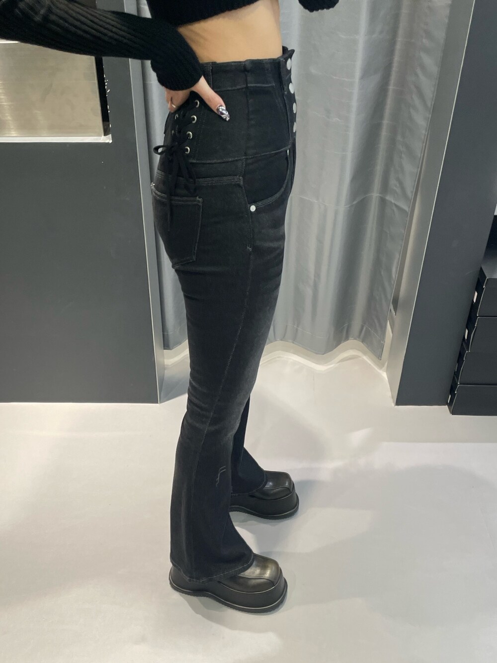 ホワイト系のブルゾン、ブルー系のハンドバッグ、ブラック系のデニムパンツを着用したレディースの秋コーディネートの8枚目の写真