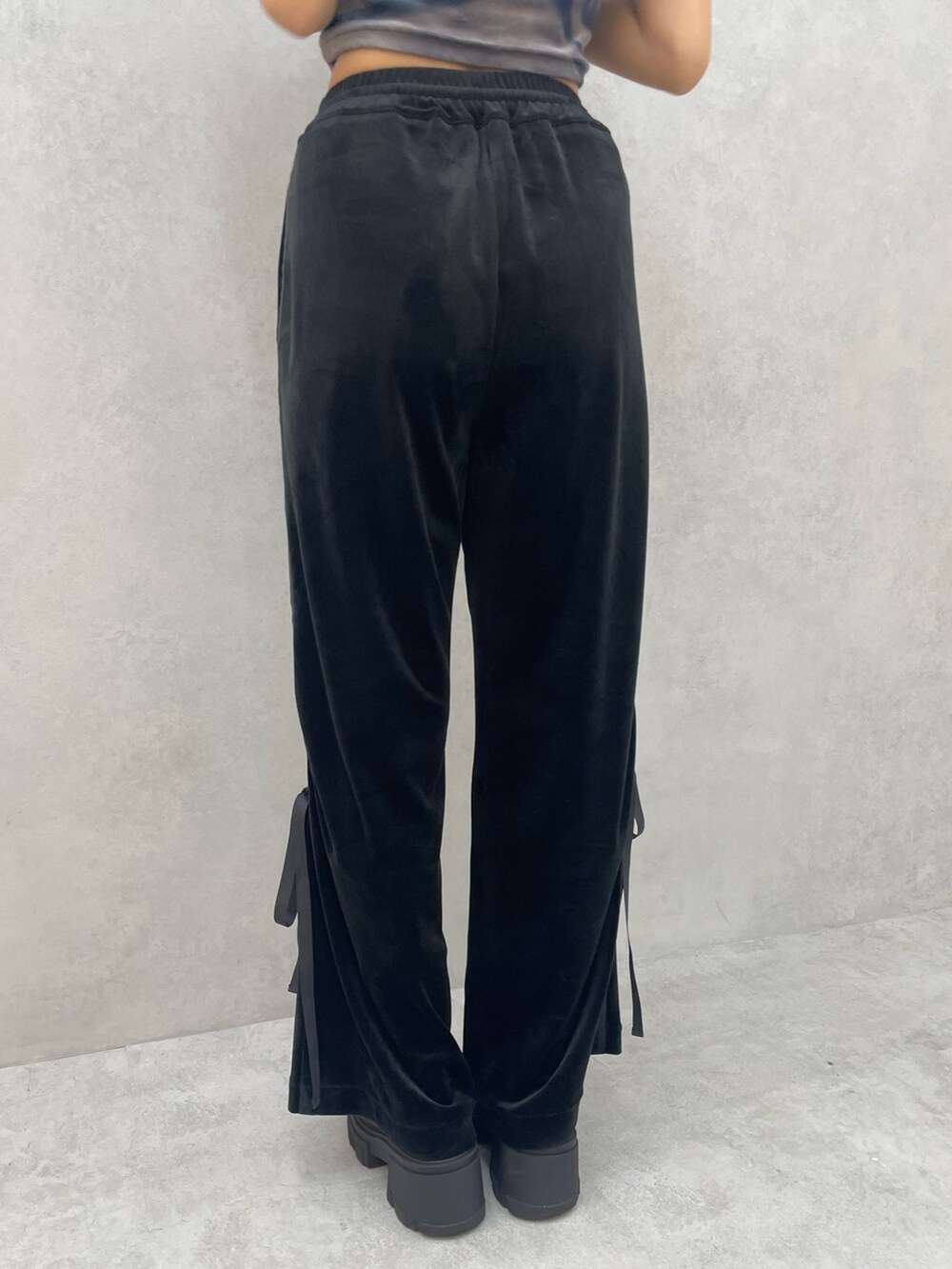 その他のTシャツ/カットソー、ブラック系のその他パンツ、ブラック系のブーツを着用したレディースの夏コーディネートの9枚目の写真