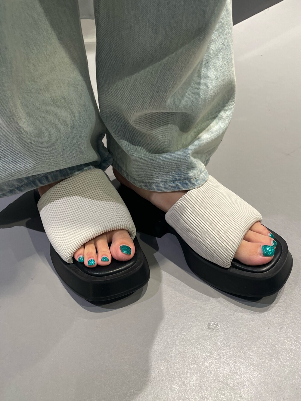 ホワイト系のワンピース、ホワイト系のサンダル、シルバー系のネックレスを着用したレディースの夏コーディネートの8枚目の写真