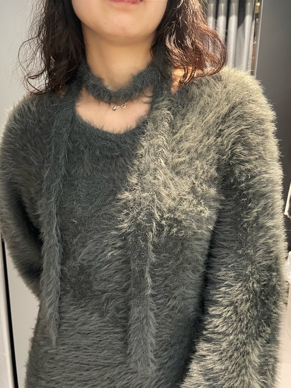 「EMODA、モノトーン、モノトーンコーデ、デートコーデ、ワンピース、高身長コーデ、高身長女子、骨格ストレート、シャギーニット、ニーハイブーツ、厚底ブーツ、ロングブーツ、秋冬コーデ、チョーカー、キレイめ」｜「EMODAの2WAYシャギーミニワンピース（ワンピース、グレー系）」を使った、菅谷レイナさん（レディース・168cm）の秋コーディネートの6枚目の写真