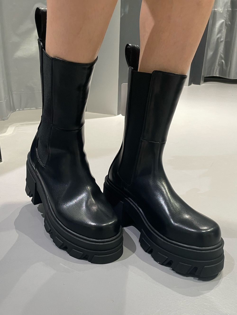 ホワイト系のデニムジャケット、ホワイト系のワンピース、ブラック系のハンドバッグを着用したレディースの春コーディネートの7枚目の写真