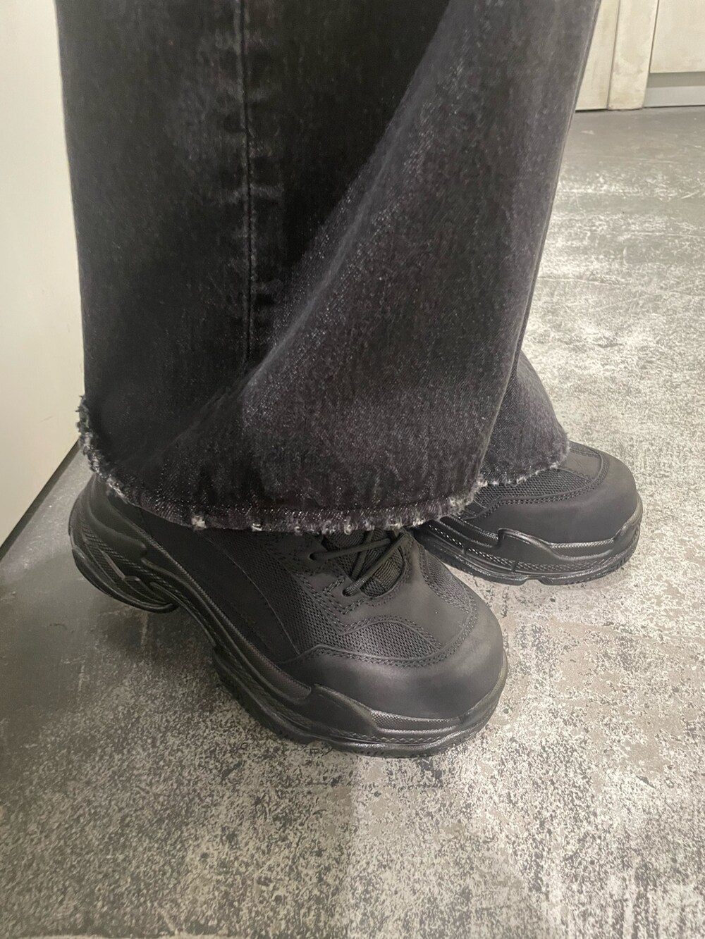 その他のニット/セーター、ブラック系のキャミソール、ブラック系のデニムパンツを着用したレディースの春コーディネートの8枚目の写真