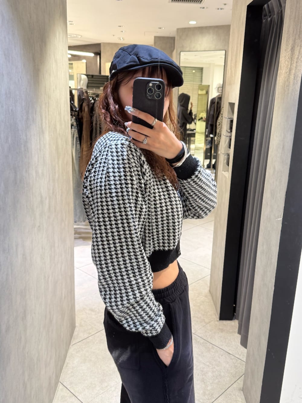 ブラック系のニット/セーター、ブラック系のスウェットパンツ、ブラック系のブーツを着用したレディースの秋コーディネートの5枚目の写真