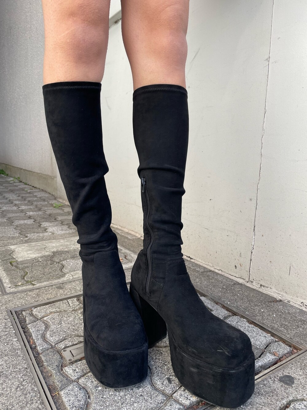 ブラック系のニット/セーター、ブラウン系のその他アウター、ブラック系のその他パンツを着用したレディースの冬コーディネートの8枚目の写真