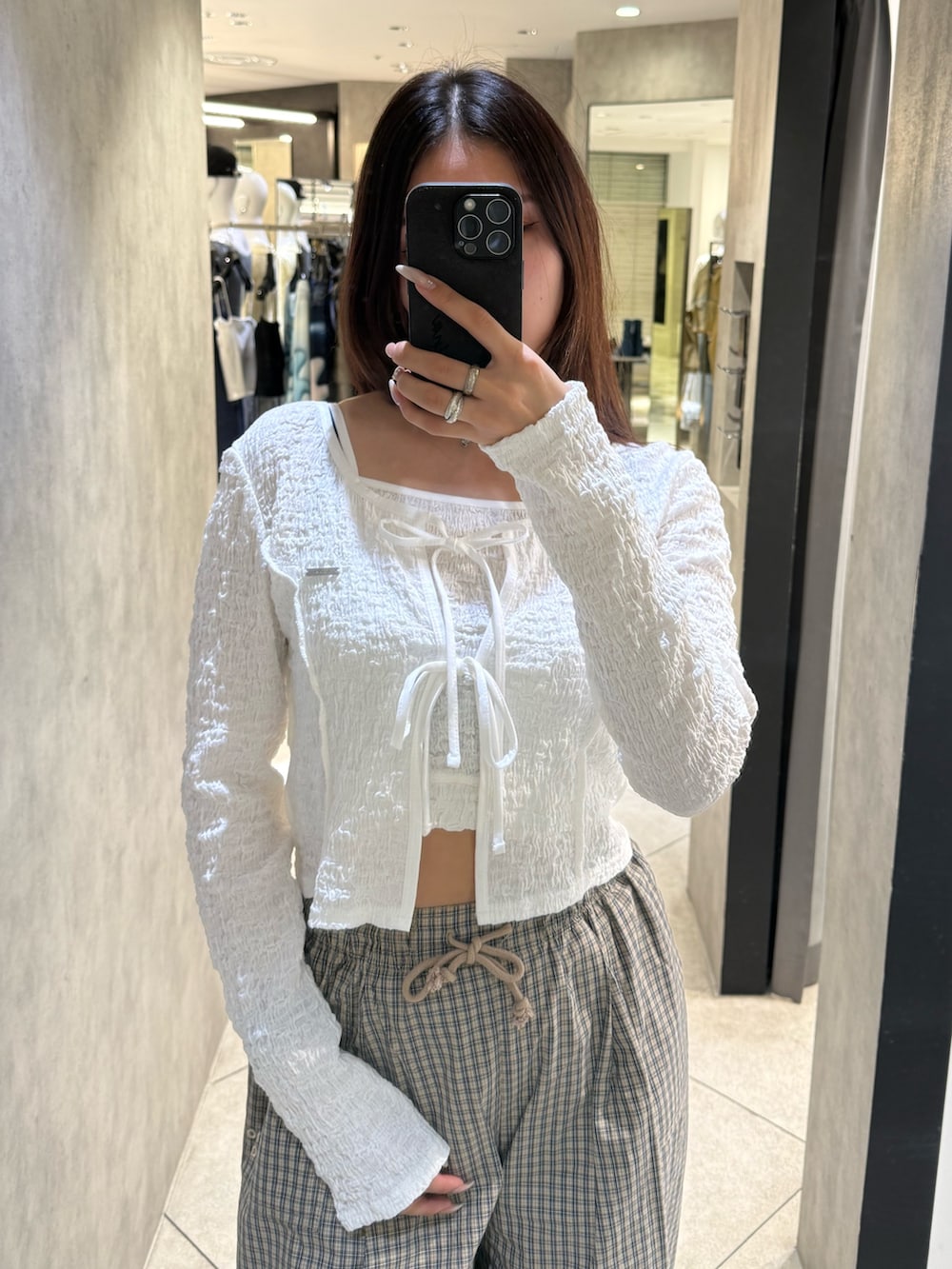 ホワイト系のTシャツ/カットソー、ベージュ系のその他パンツ、ブラック系のスニーカーを着用したレディースの春コーディネートの4枚目の写真