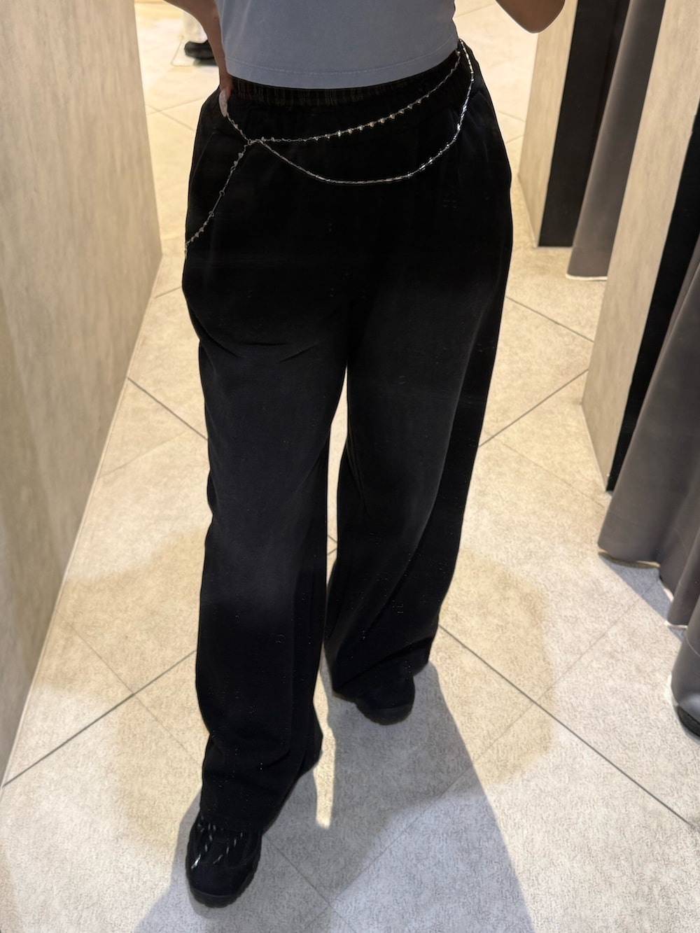 ブルー系のTシャツ/カットソー、ブラック系のスウェットパンツ、ブラック系のスニーカーを着用したレディースの春コーディネートの5枚目の写真