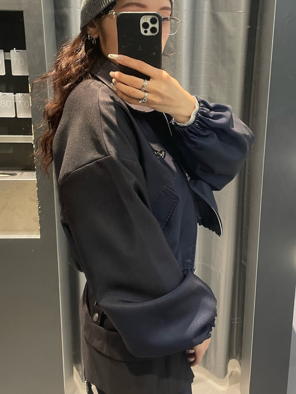 ブルー系のブルゾン、グレー系のニット/セーター、ブルー系のスカートを着用したレディースの冬コーディネートの5枚目の写真