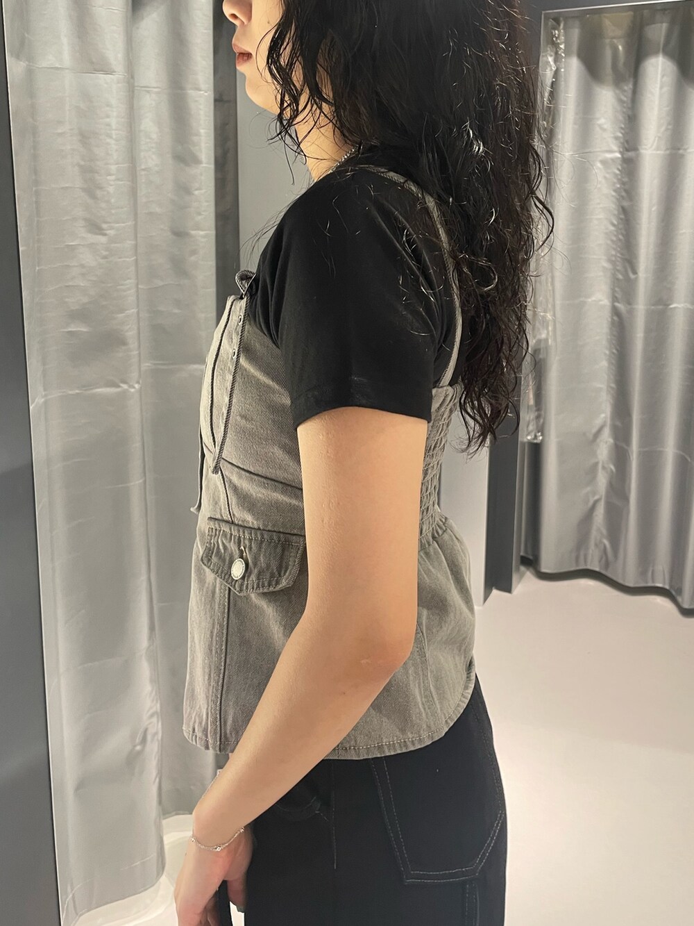 ブラック系のTシャツ/カットソー、グレー系のキャミソール、ブラック系のデニムパンツを着用したレディースの夏コーディネートの5枚目の写真