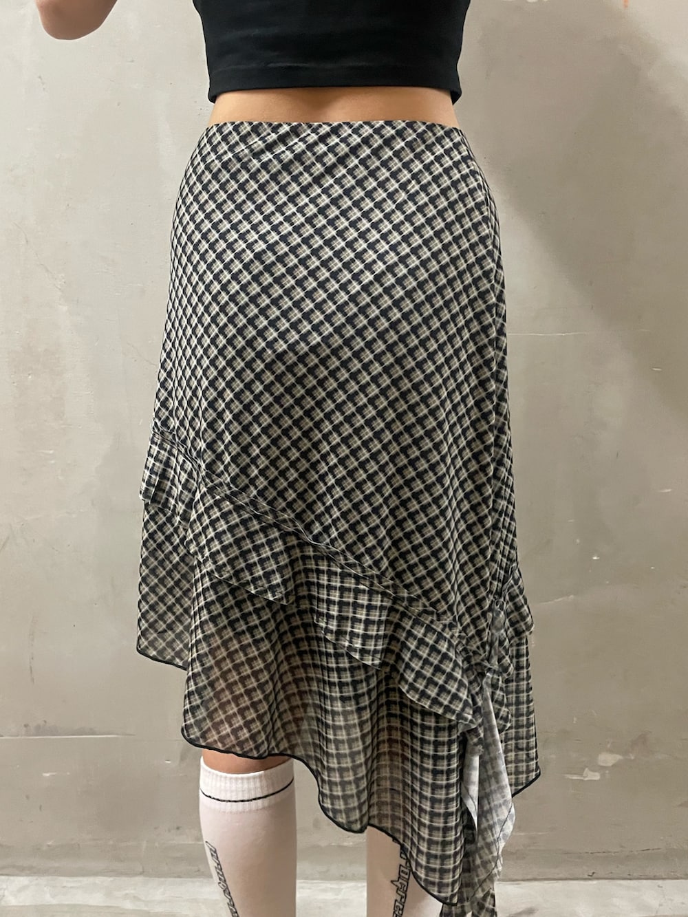 ブラック系のTシャツ/カットソー、その他のスカート、ブラック系のサンダルを着用したレディースの春コーディネートの8枚目の写真