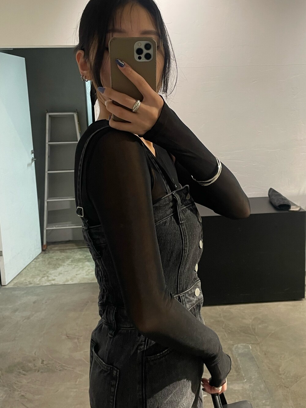 ブラック系のTシャツ/カットソー、ブラック系のワンピース、ブラック系のハンドバッグを着用したレディースの春コーディネートの4枚目の写真