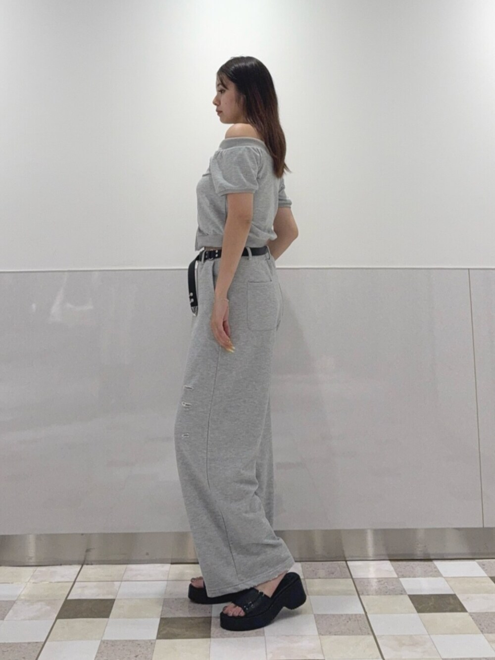 ブラック系のサンダル、グレー系のスウェット、グレー系のスウェットパンツを着用したレディースの夏コーディネートの2枚目の写真