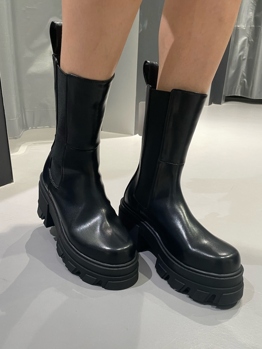 レッド系のニット/セーター、ブルー系のデニムパンツ、ブラック系のハンドバッグを着用したレディースの秋コーディネートの9枚目の写真