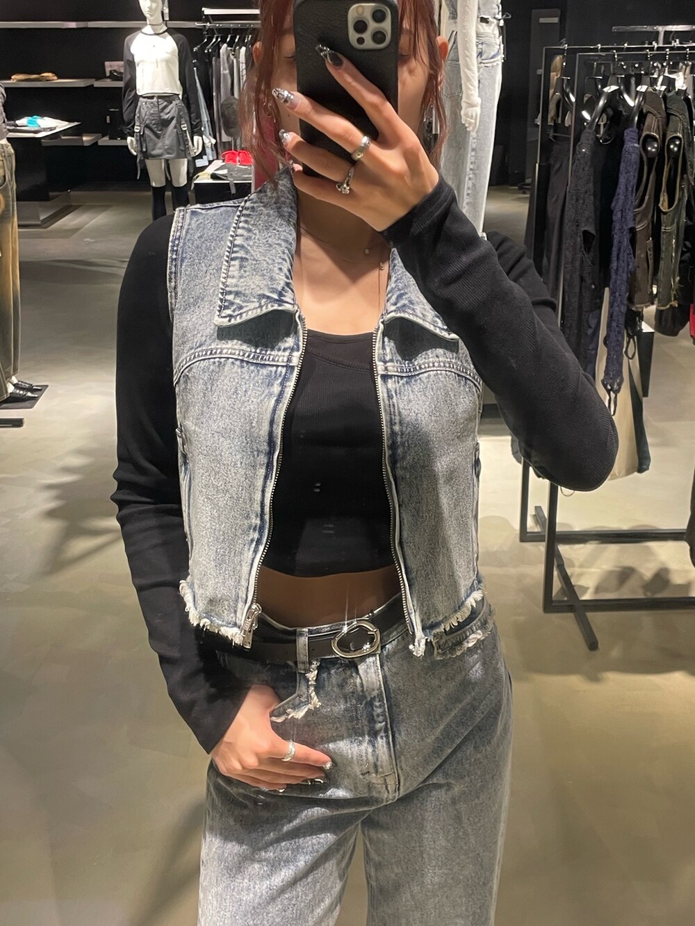 ブラック系のTシャツ/カットソー、ブルー系のベスト、ブルー系のデニムパンツを着用したレディースの春コーディネートの4枚目の写真