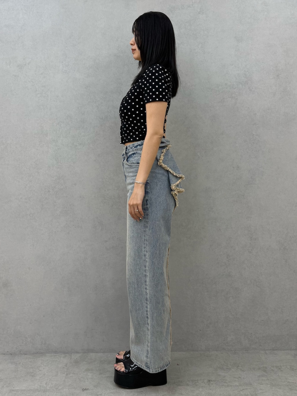 その他のTシャツ/カットソー、ブルー系のデニムパンツ、ブラック系のサンダルを着用したレディースの春コーディネートの2枚目の写真