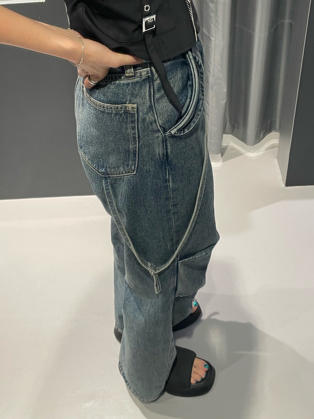ブラック系のTシャツ/カットソー、ブルー系のデニムパンツ、ブラック系のサンダルを着用したレディースの夏コーディネートの6枚目の写真