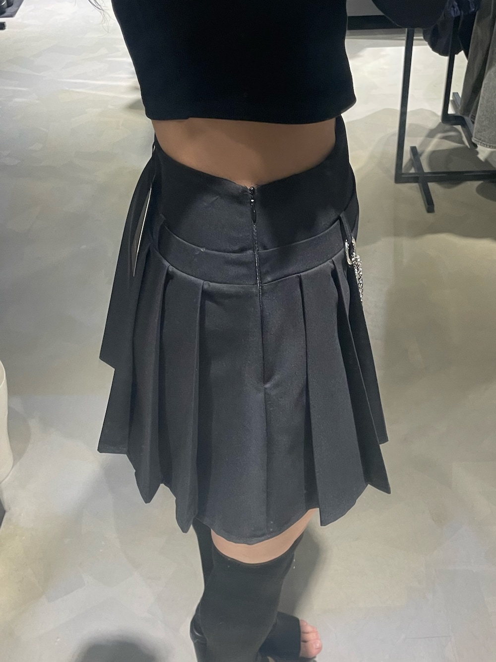 ブラック系のTシャツ/カットソー、ブラック系のブルゾン、ブラック系のショルダーバッグを着用したレディースの春コーディネートの9枚目の写真