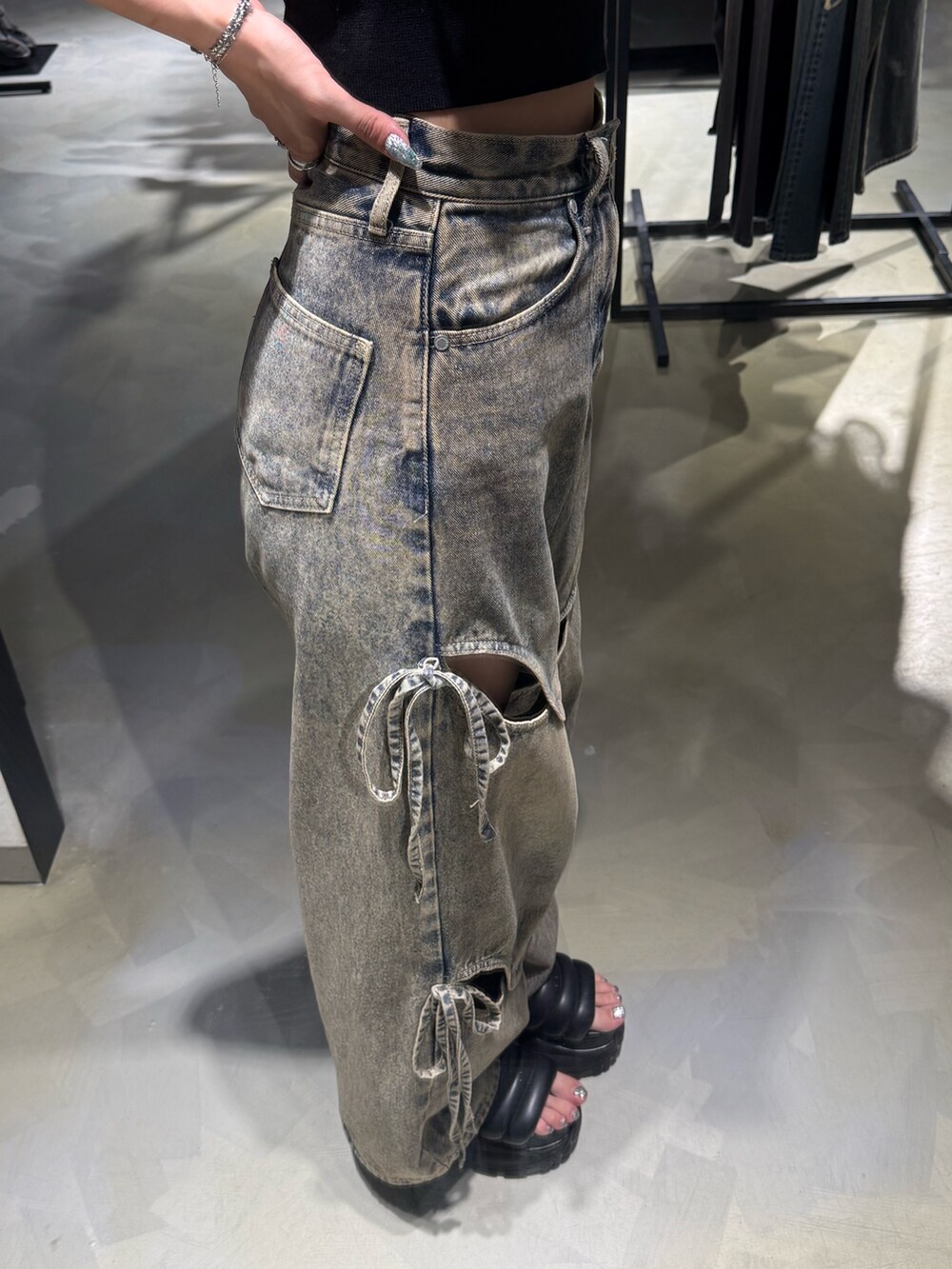 ブラック系のTシャツ/カットソー、ブルー系のデニムパンツ、ブラック系のサンダルを着用したレディースの夏コーディネートの7枚目の写真